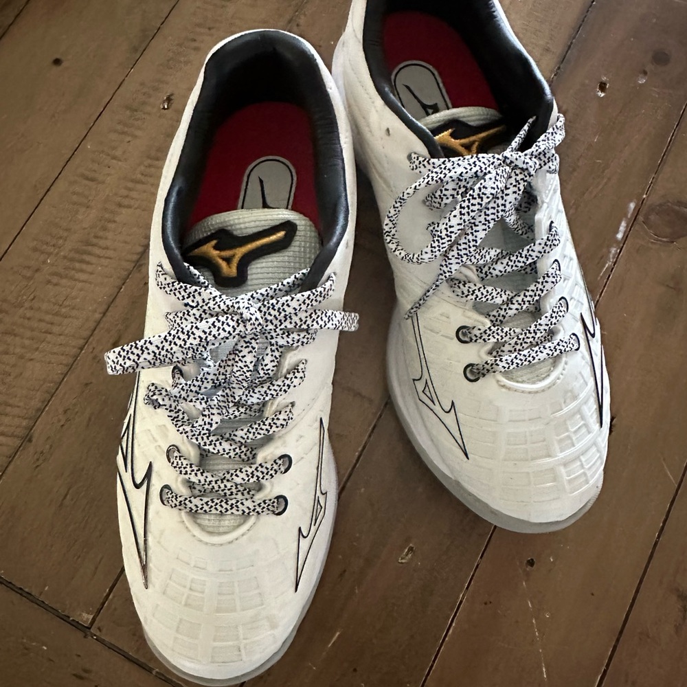 Mizuno White and Black Womens turf shoes cleats 6.5